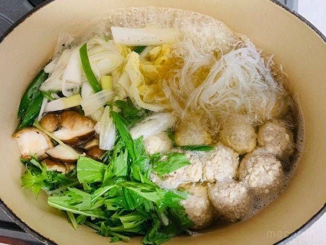 肉団子と春雨、白菜、水菜などが入った鍋