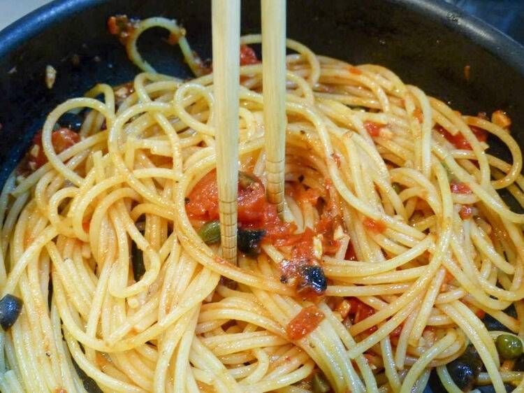 パスタに菜箸を差し込む様子