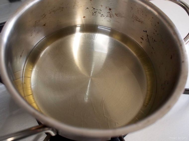 鍋で油を熱する様子