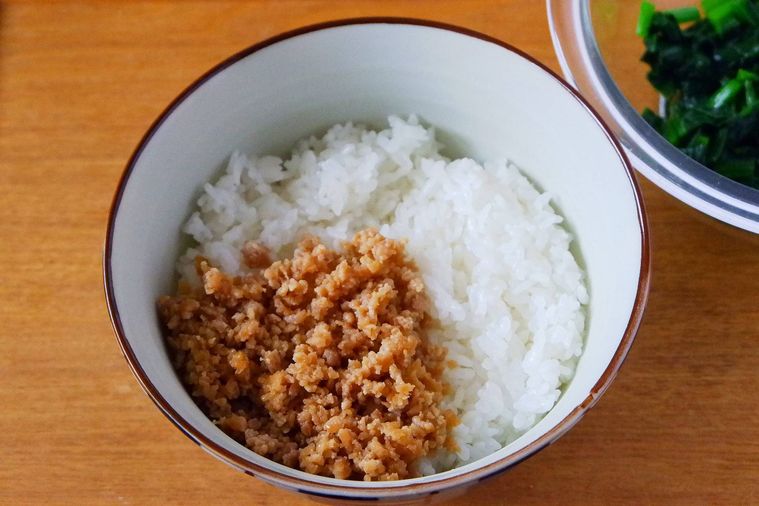 丼に三色丼を盛り付けている様子