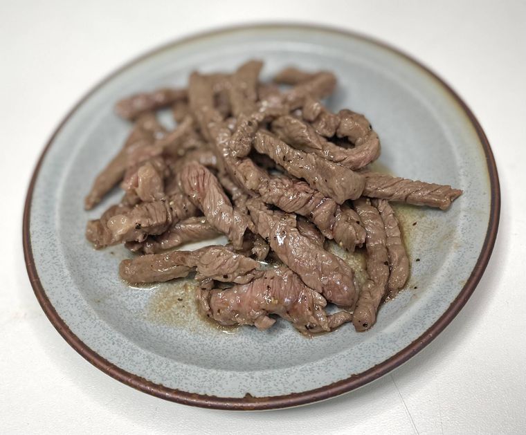 お皿の上にある炒めた牛肉