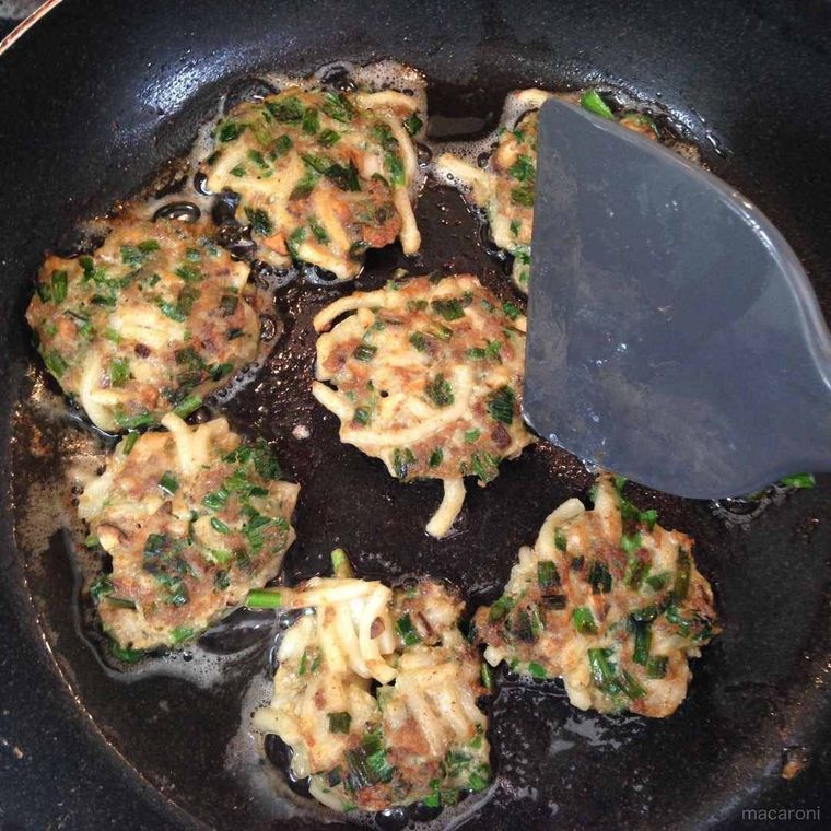 うどん餃子を焼いている写真