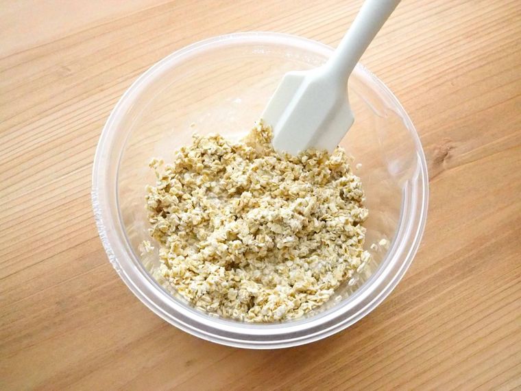 加熱したオートミールを混ぜている様子