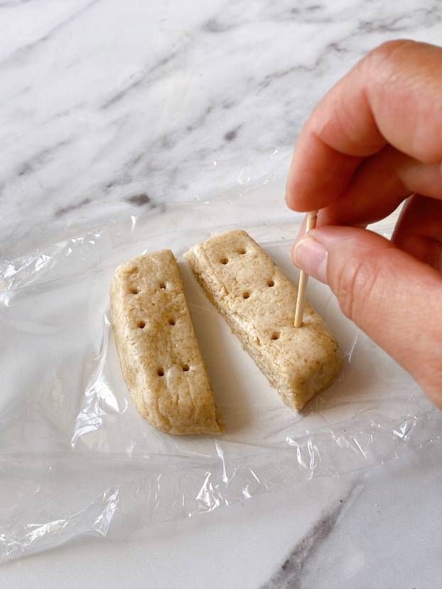 生地に爪楊枝で数箇所穴を開ける