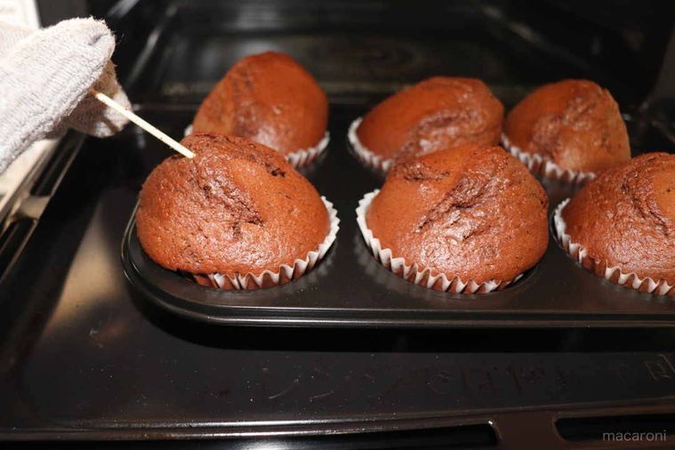 チョコレートマフィンの焼け具合を竹串で確認している様子