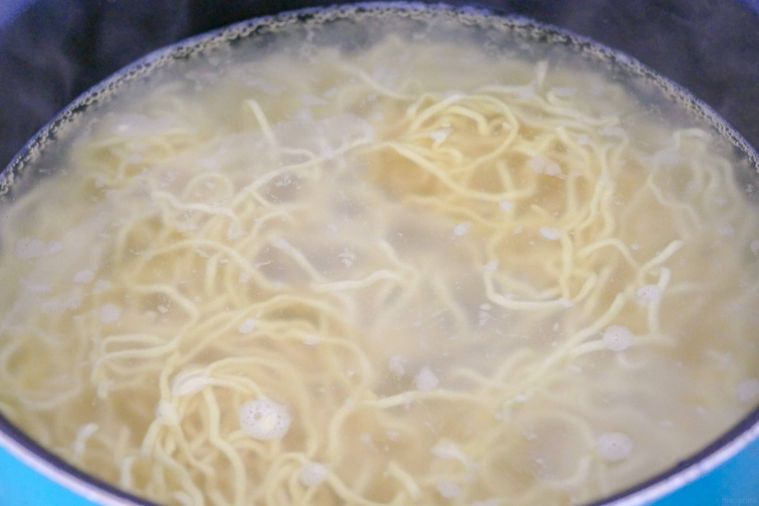 中華麺をゆでる様子