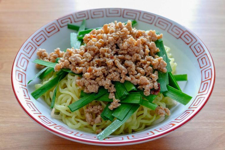 麺と具材が入っている丼