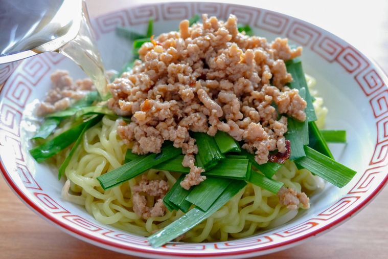 丼にスープを注ぐ様子