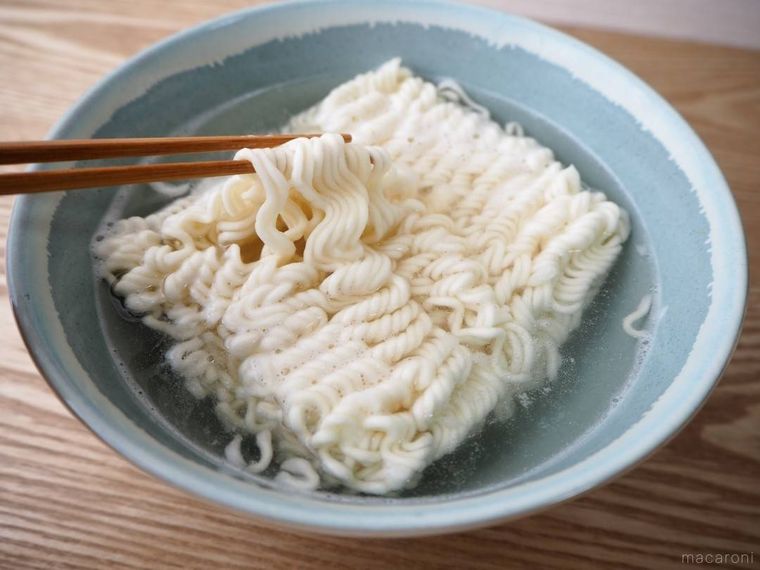 電子レンジで加熱した麺を箸でほぐす様子