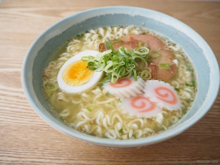 ゆでたまご、チャーシー、なると、刻みねぎがトッピングされた塩ラーメン