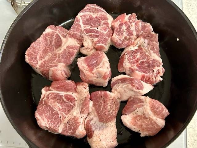 フライパンで焼き目をつけている豚ロース肉