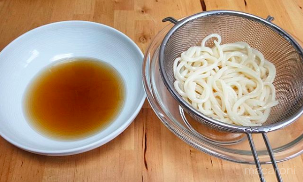 麺つゆとざるにあげたうどん