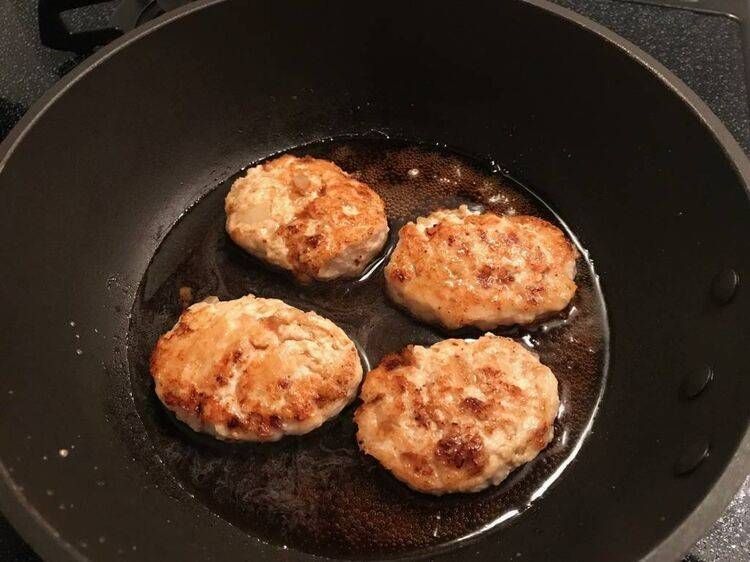 フライパンでタレと絡めた豆腐のつくね