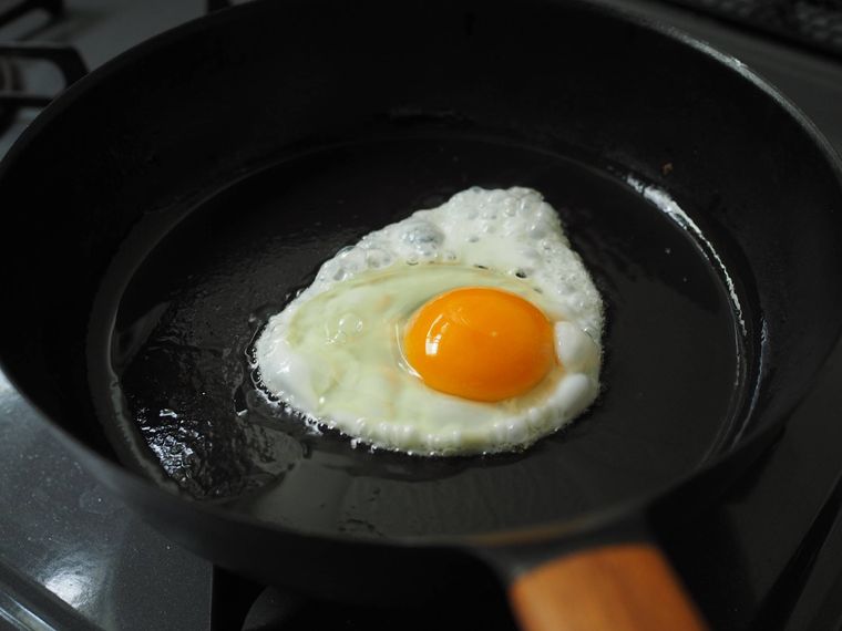 フライパンで卵を焼いている様子