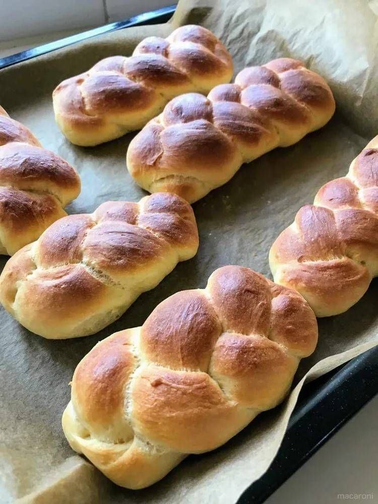 焼き上がり後の天板上の三つ編みパン