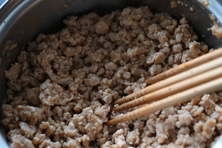 鍋の中に入っているポロポロになったそぼろと菜箸