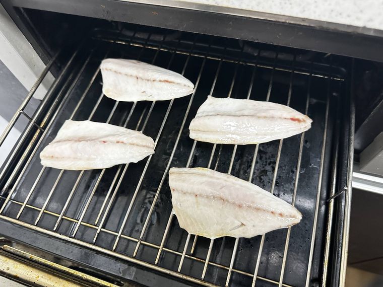 魚焼きグリルであじを焼いている様子