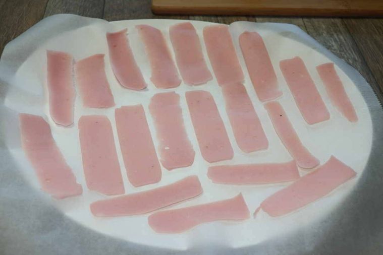 スライスした魚肉ソーセージをお皿に並べた画像