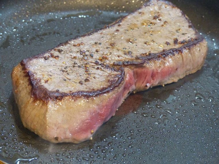 牛モモ肉を裏返して焼いている様子