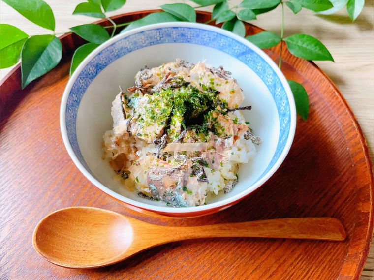 器に盛られたサバ缶丼