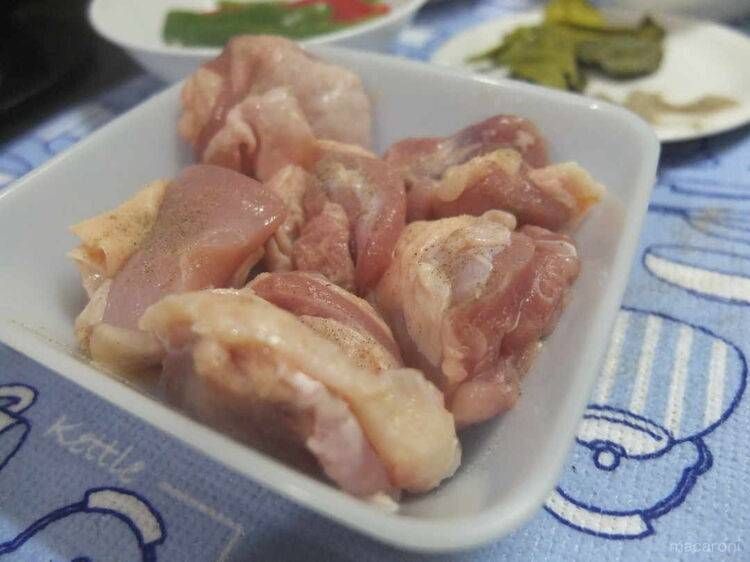 鶏肉に下味をつけている様子