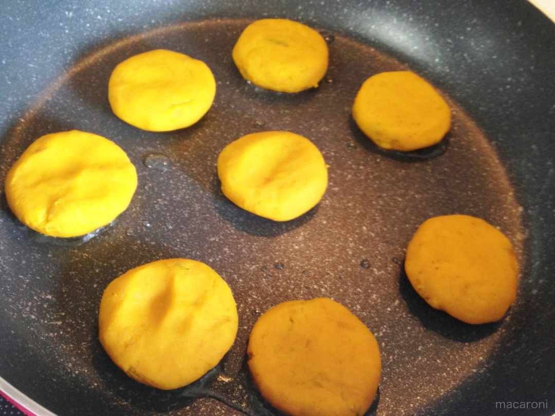 もちっと香ばしい♪「かぼちゃ団子」の基本の作り方 - macaroni もちっと香ばしい♪「かぼちゃ団子」の基本の作り方 - macaroni