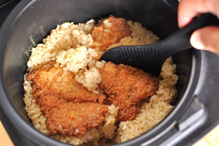 炊きあがったファミチキご飯にしゃもじを差し入れた様子