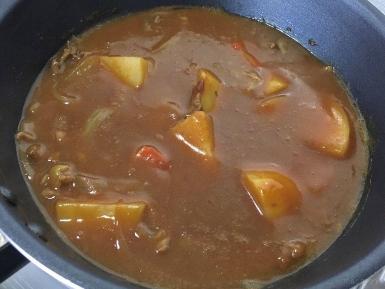 鍋で煮込まれている肉じゃがカレー