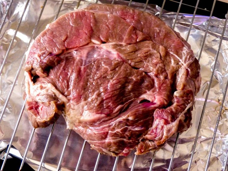 焼き網の上に置かれた生の牛肉