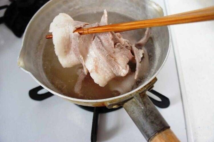 豚バラ肉をさっとゆで取り出している