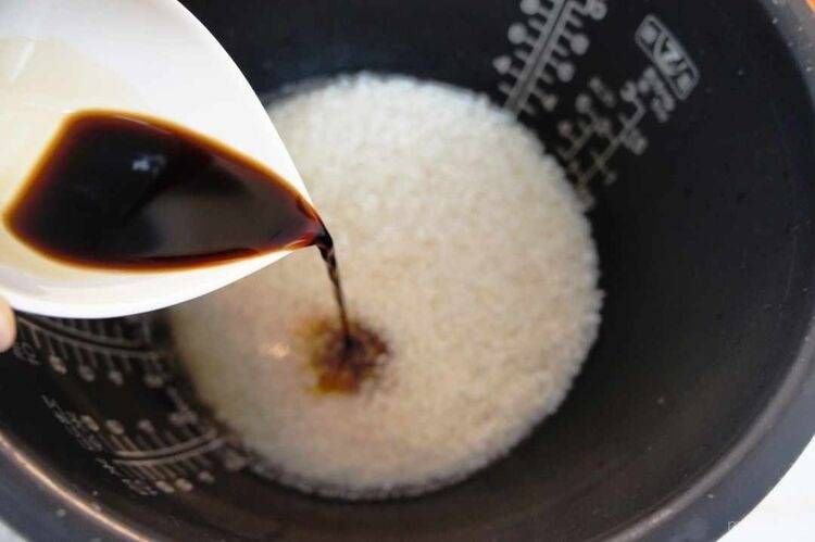 炊飯釜に調味料を加えている様子