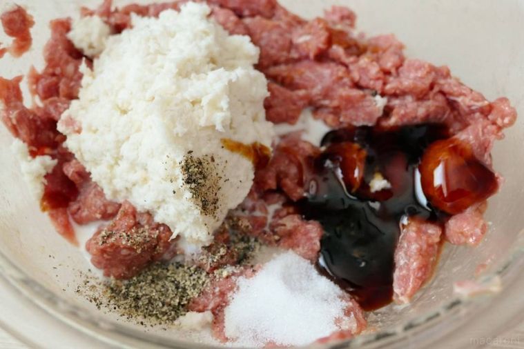 牛乳に浸したパン粉と調味料を加えたひき肉