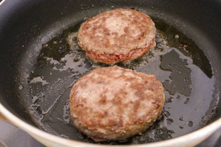 フライパンで焼き色をつけたハンバーグ