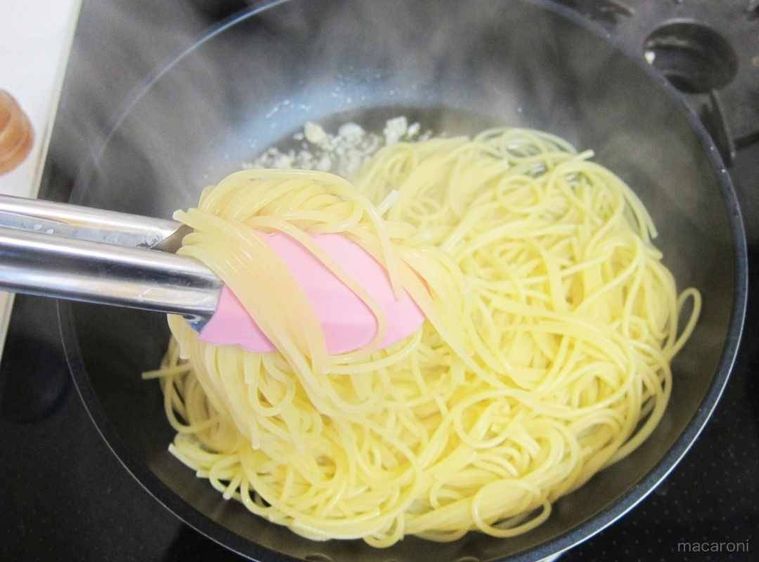 塩パスタを作る