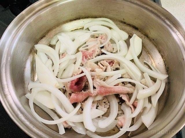 豚肉と玉ねぎを炒めている鍋