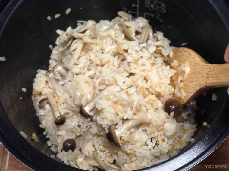 しゃもじで炊き込みご飯を混ぜている様子