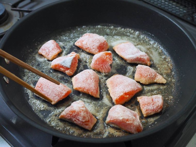 フライパンで生鮭を焼いている様子