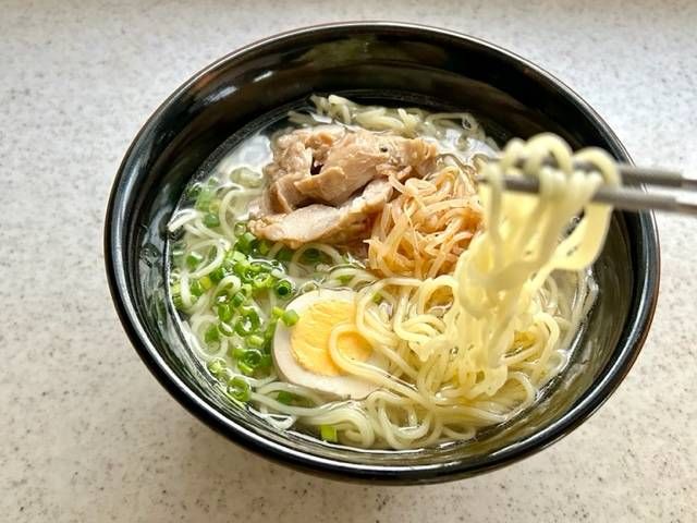 鶏チャーシューや味玉、もやしナムル、小口ねぎをのせた塩ラーメン