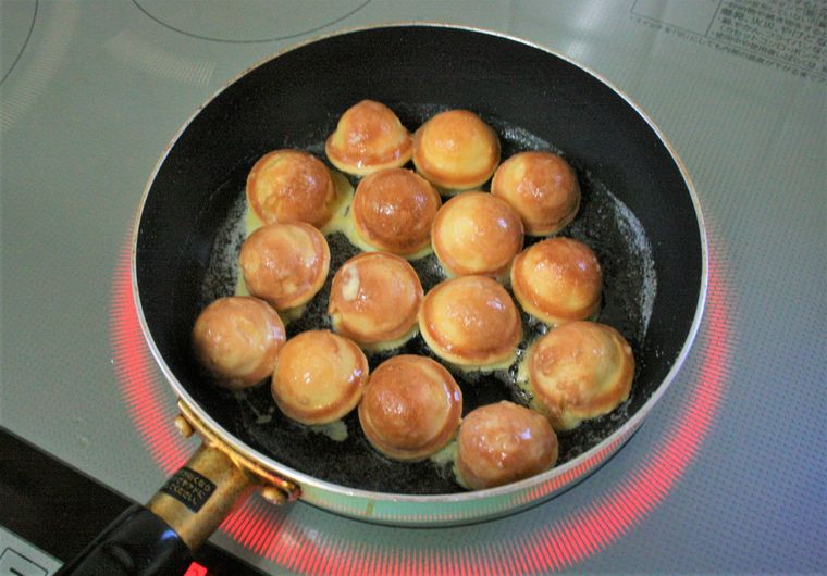 フライパンで鈴カステラを焼いている様子