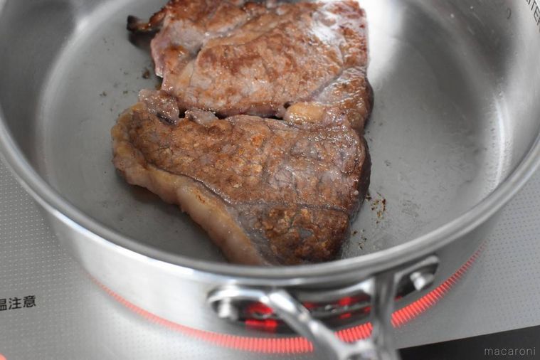 フライパンで牛肉を焼いている様子