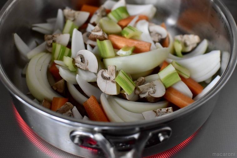 野菜を蒸し焼きにしている様子