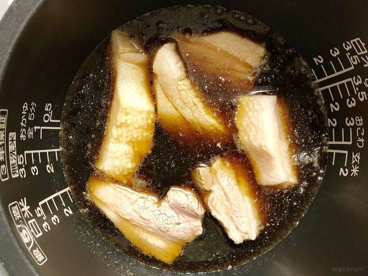 炊飯器に調味料に浸かった豚バラ