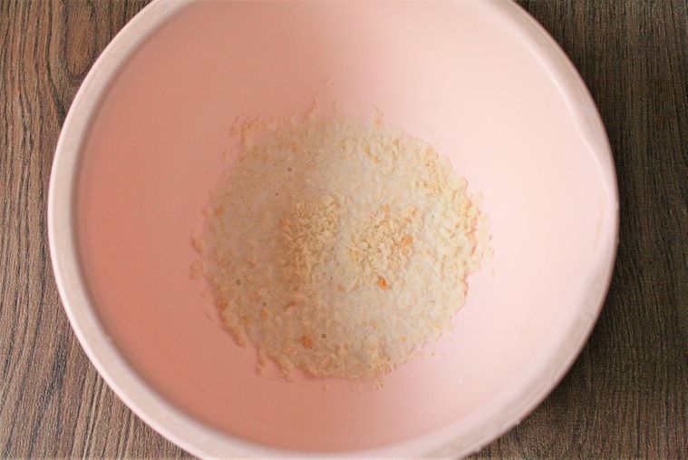 ボウルにパン粉と牛乳が入っている様子