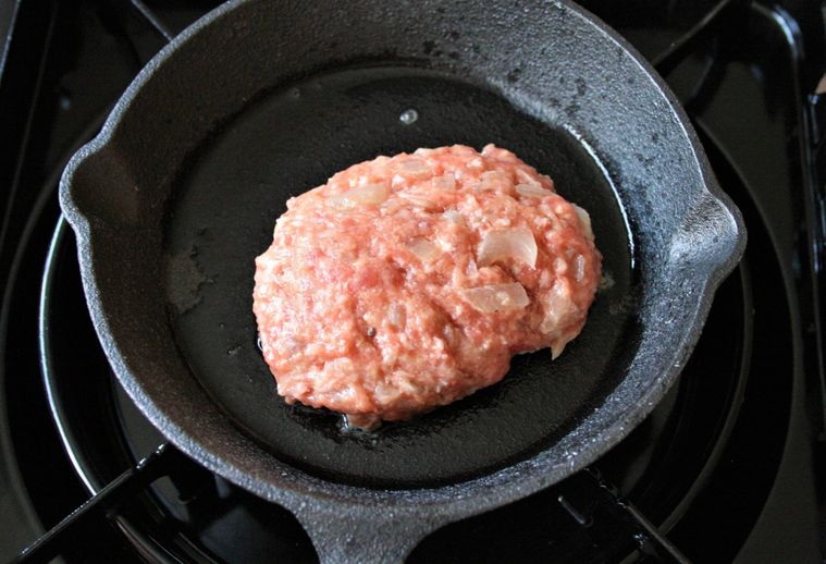 スキレットでハンバーグを焼いている様子