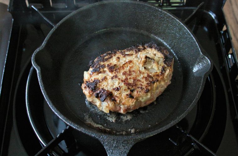 スキレットでハンバーグを焼いている様子