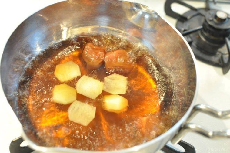 鍋に調味料、梅干し、しょうがを入れて煮立たせた様子