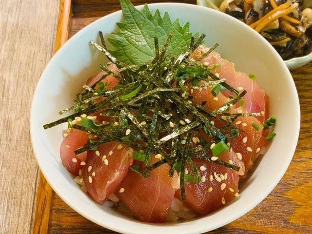 刻みのりや白ごま、青ネギをトッピングした、まぐろの漬け丼