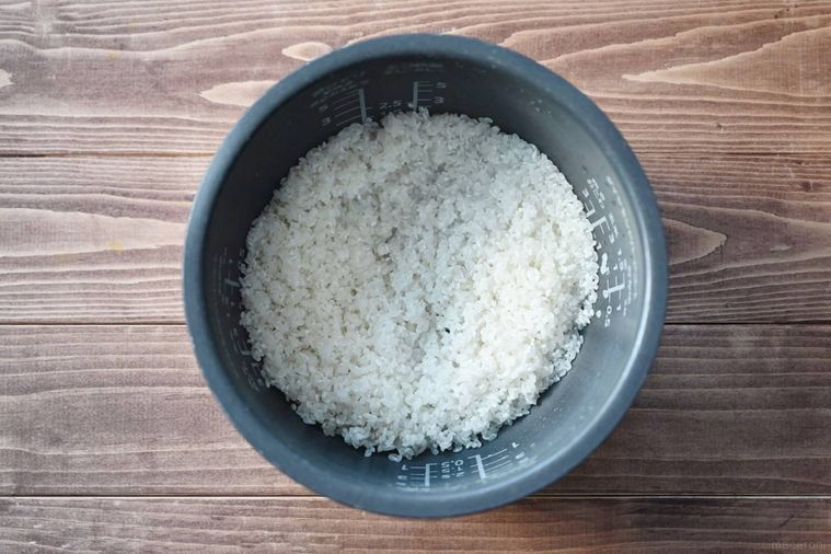 炊飯器の釜に入った研いだ米