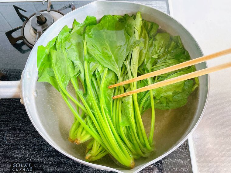 ほうれん草を鍋でゆでる様子