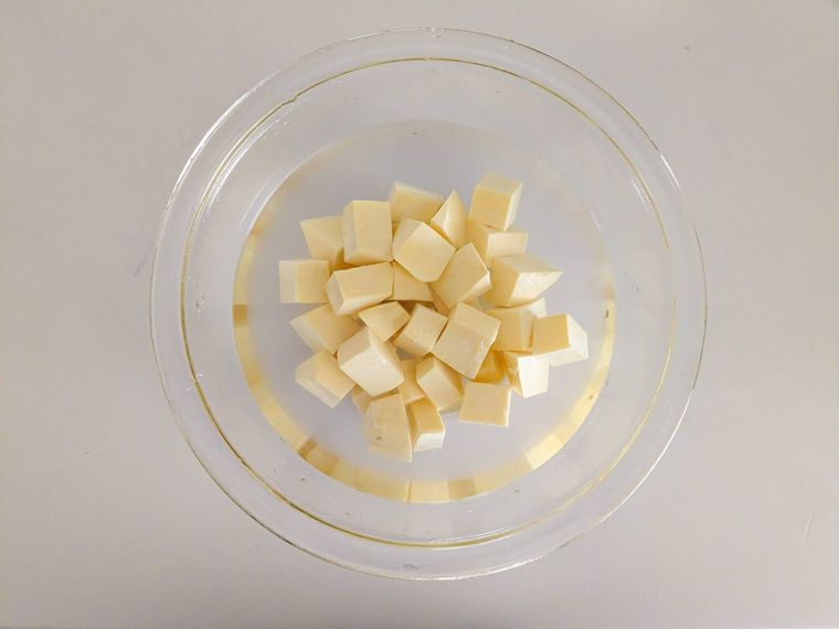 水を張ったボウルに入れた角切りのさつまいも